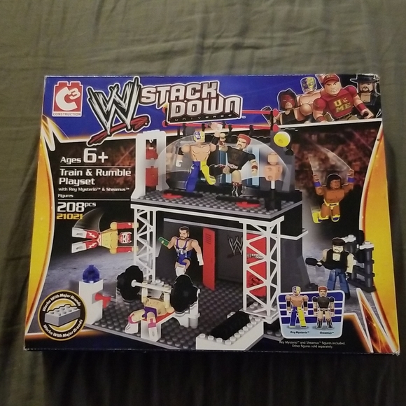 WWE Stackdown Train and Tumble Playset with Rey Mysterio and Sheamus - Picture 1 of 6